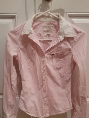 Hollister Fitted Dress Shirt. Buttons Down. Size Sm. Pink & White Stripes
